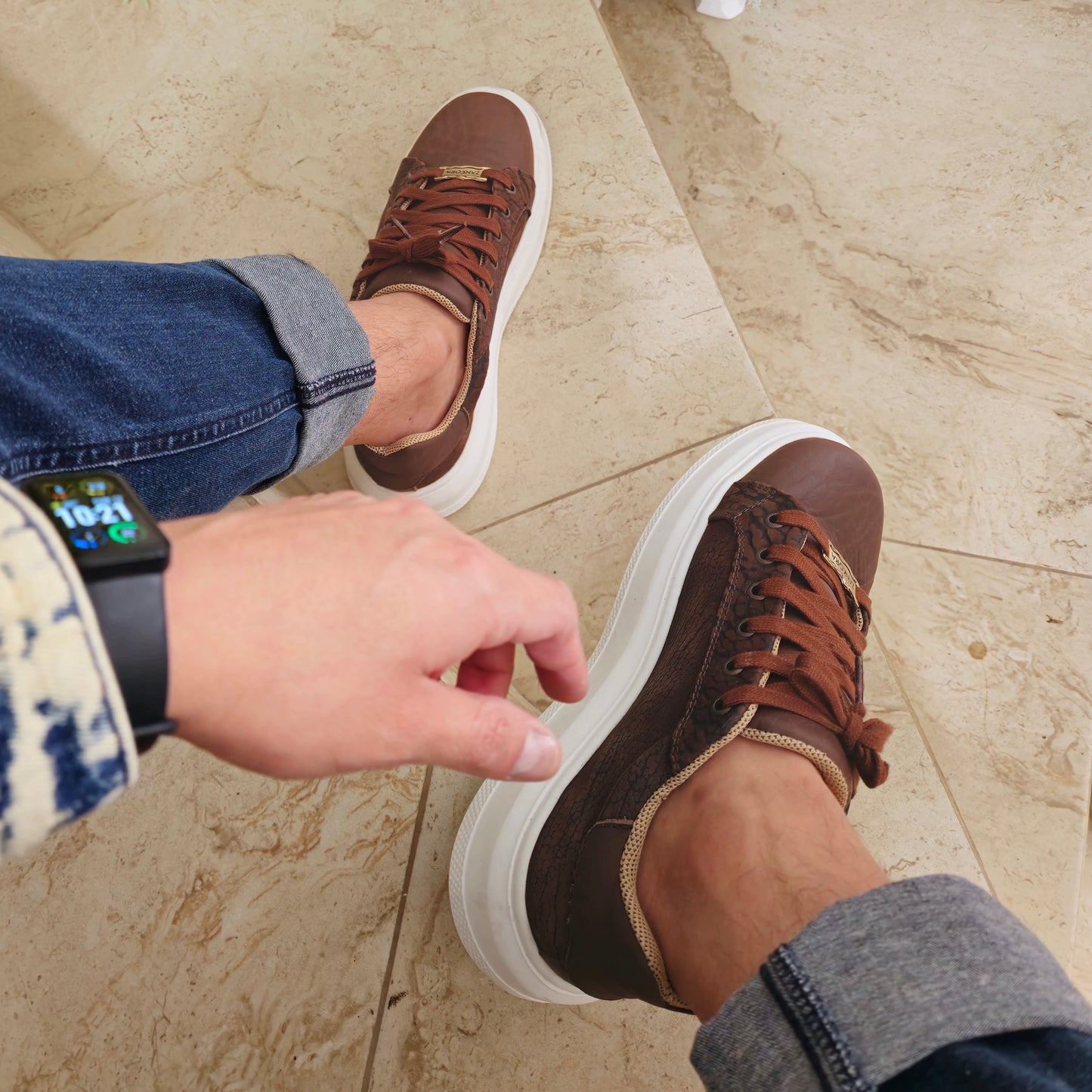 TENIS SNEAKER EN PIEL DE CUELLO DE TORO COLOR CAFE CON PIEL DE VENADO - WOQ091I