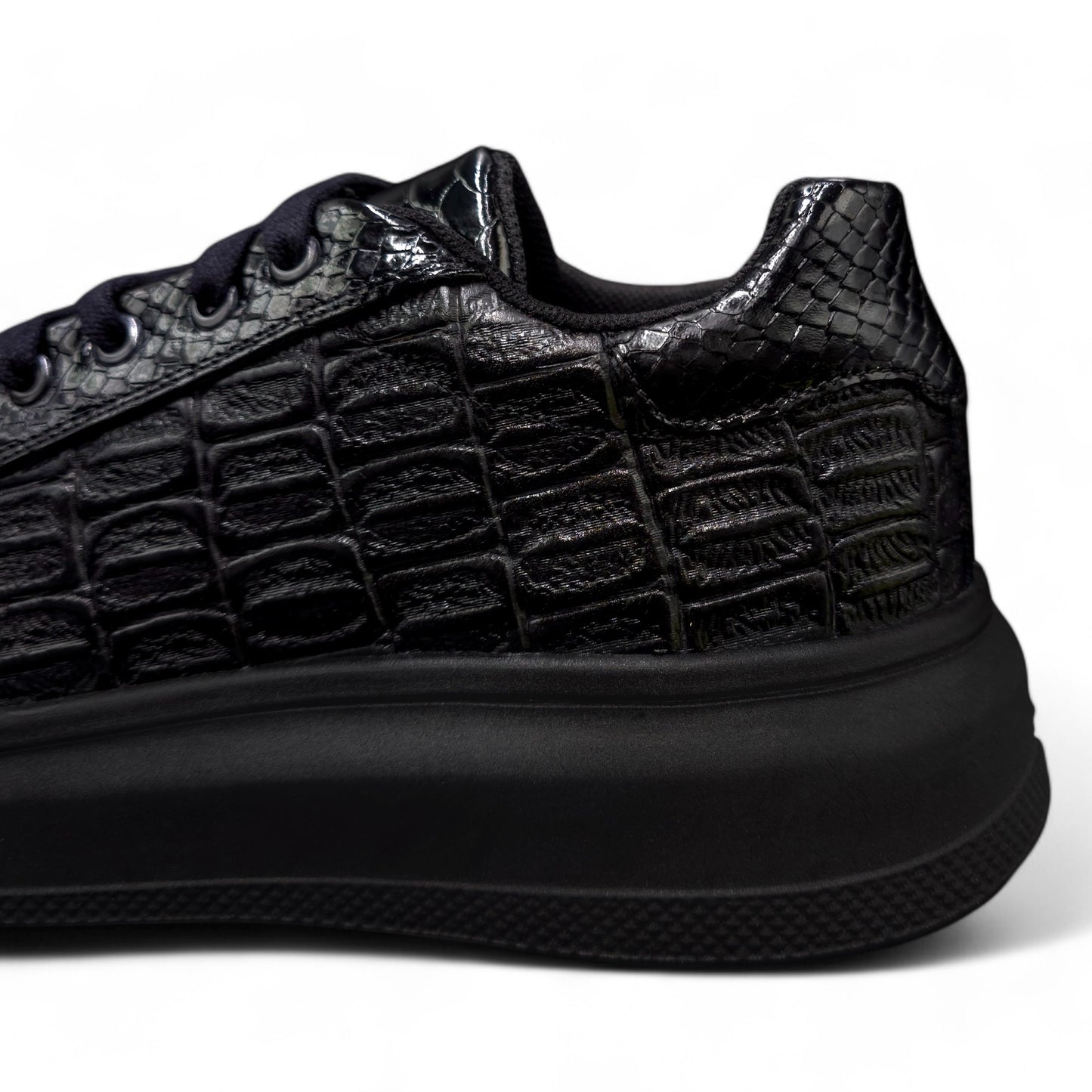 SNEAKERS DE SERPIENTE NEGRA ACABADO CHAROL CON LOMO DE COCODRILO 2.0- MGS9873