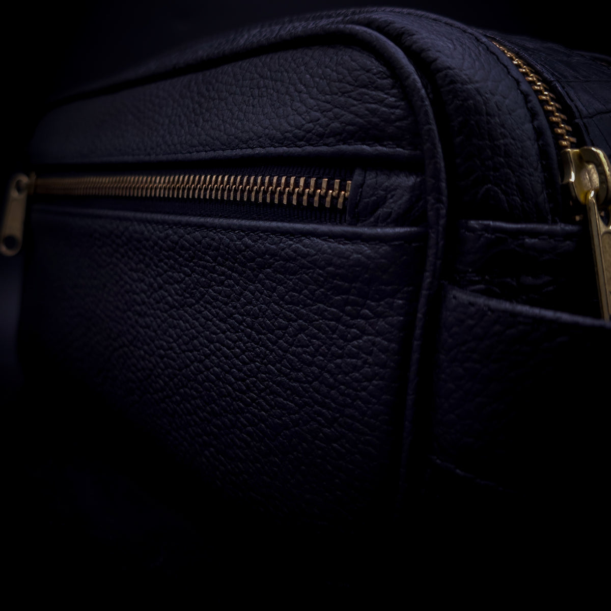 NECESER EJECUTIVO OVERLORD BESPOKE - CUERO VACUNO Y COCODRILO CON BORDADO PERSONALIZABLE - WSO356B