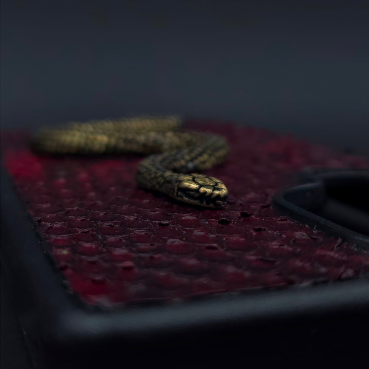 FUNDA / CASE / CARCASA PARA CELULAR EN PIEL / CUERO EXÓTIC DE SERPIENTE PITÓN CORTE BELLY (PANZA) + DIJE Ó HERRAJE- RSZ312T