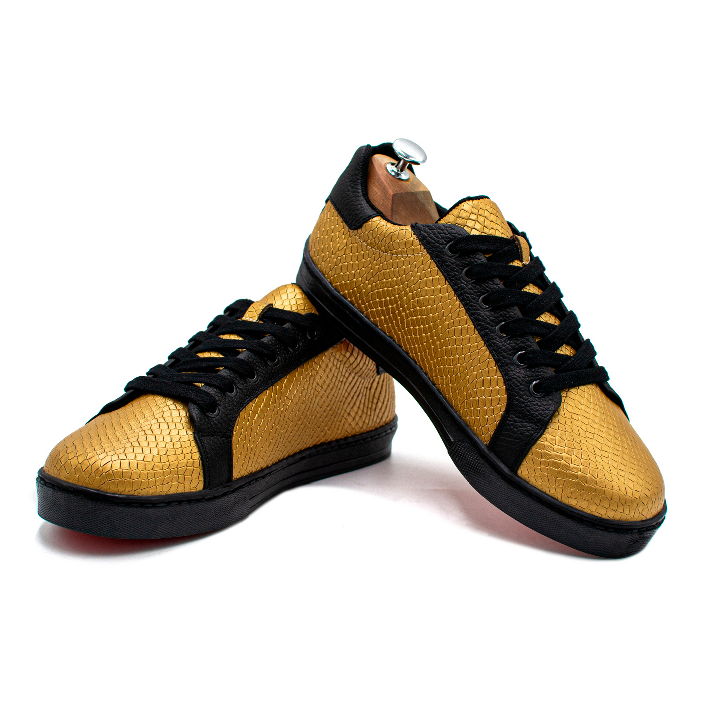 TENIS SNEAKER EN PIEL GENUINA DE BECERRO ITALIANO CON GRABADO DE PITÓN DORADO - DKE902K