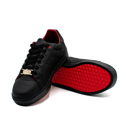 TENIS SNEAKERS NEGROS CAPITONADOS CON OJILLO ROJO CON NEGRO - KOQ091L