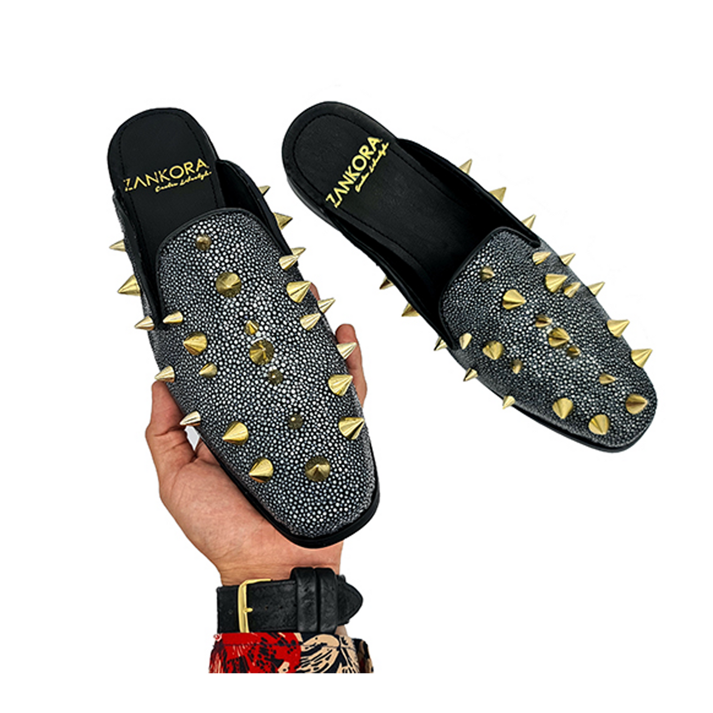 CALZADO TIPO MULE EN PIEL GENUINA DE MANTARRAYA PULIDA CON SPIKES - MLR014A