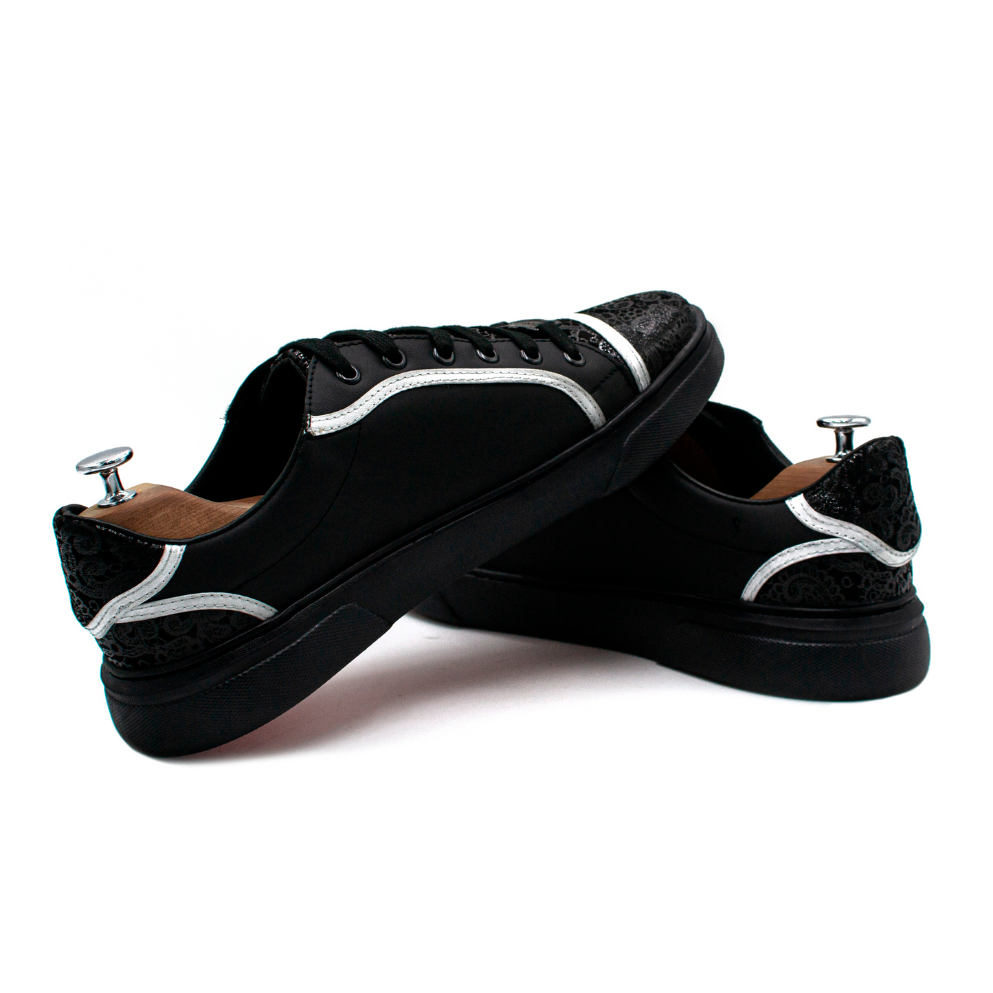 TENIS SNEAKERS EN PIEL DE CABRA NEGRA - JIUO902J