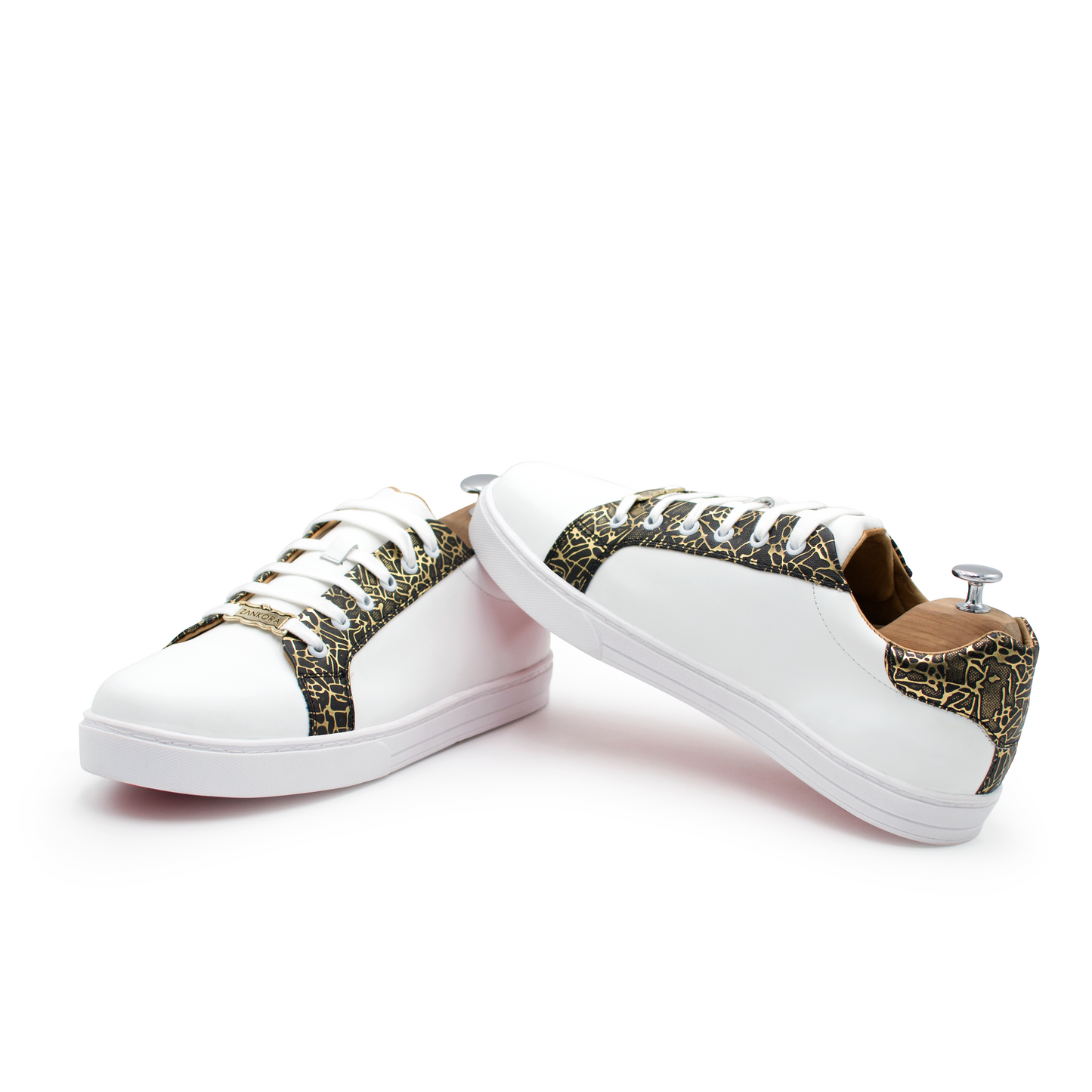 SNEAKERS DE BECERRO ITALIANO CON APLICACIONES NEGRO CON DORADO - DGE347L