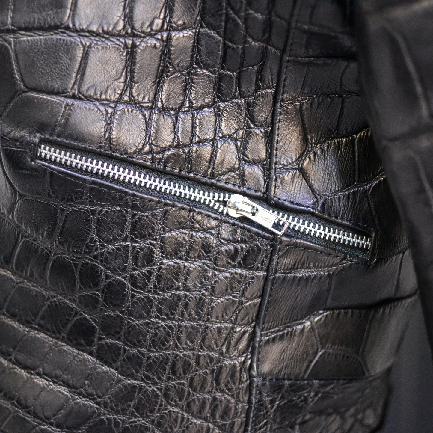 CHAMARRA CASUAL SPORT PARA CABALLERO EN PIEL EXÓTICA DE ALLIGATOR - CBA485A