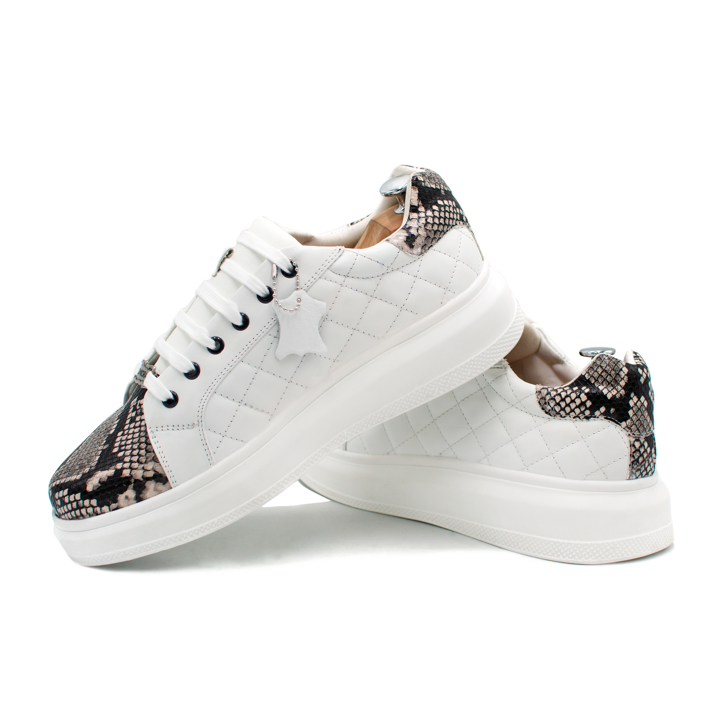 TENIS SNEAKERS EN PIEL GENUINA DE BECERRO CAPITONADO CON GRABADO DE PITÓN (BLANCO/NEGRO) - JOP203