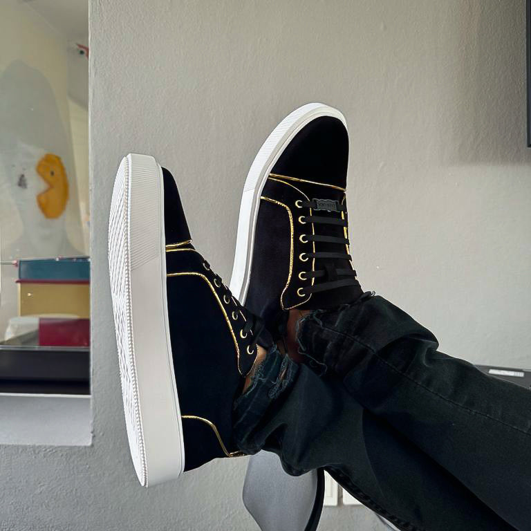 TENIS SNEAKER EN PIEL GAMUZA CON DORADO - DCD012R
