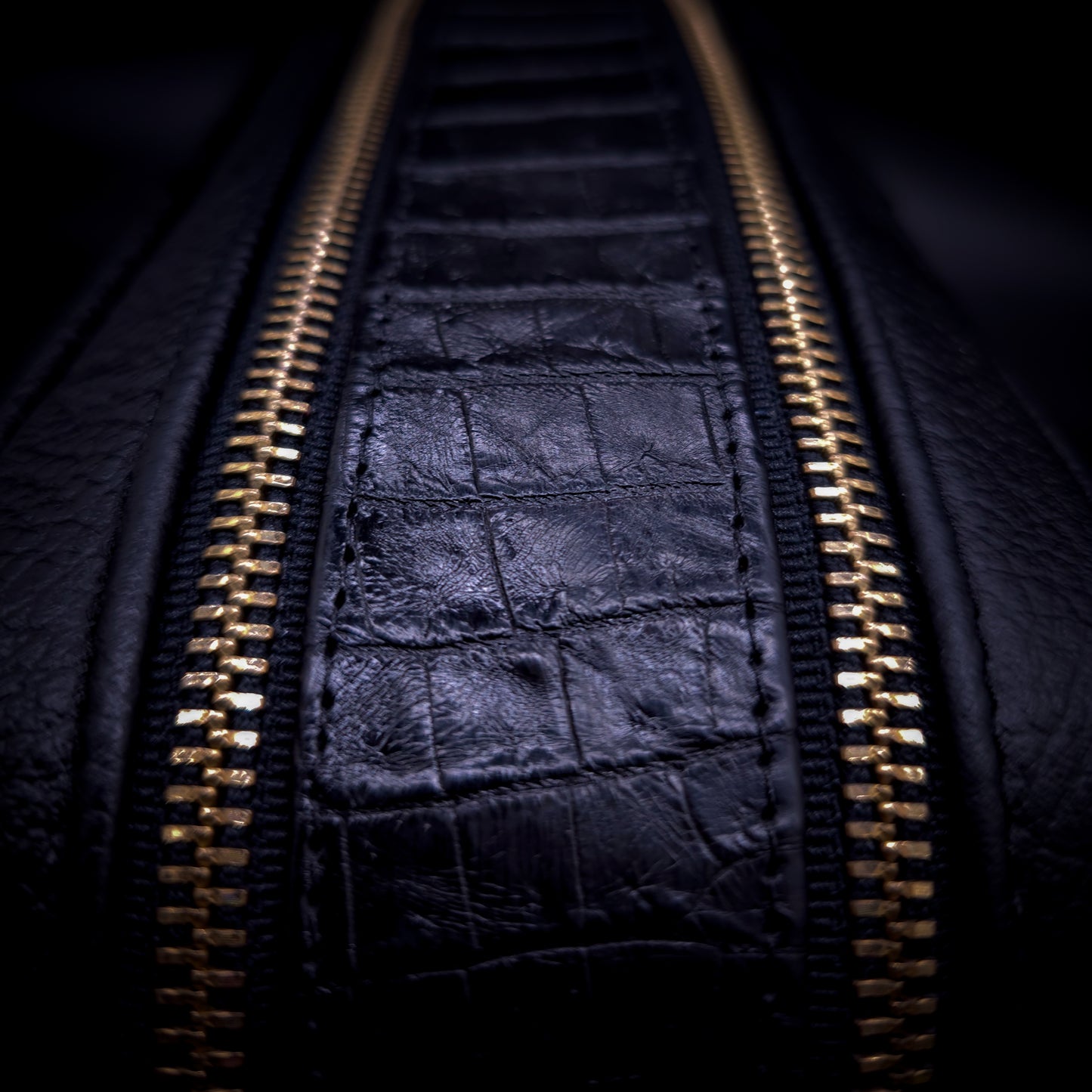 NECESER EJECUTIVO OVERLORD BESPOKE - CUERO VACUNO Y COCODRILO CON BORDADO PERSONALIZABLE - WSO356B