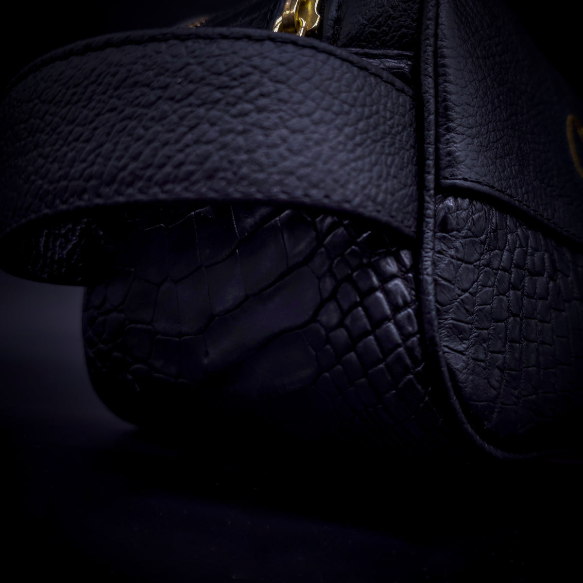 NECESER EJECUTIVO OVERLORD BESPOKE - CUERO VACUNO Y COCODRILO CON BORDADO PERSONALIZABLE - WSO356B