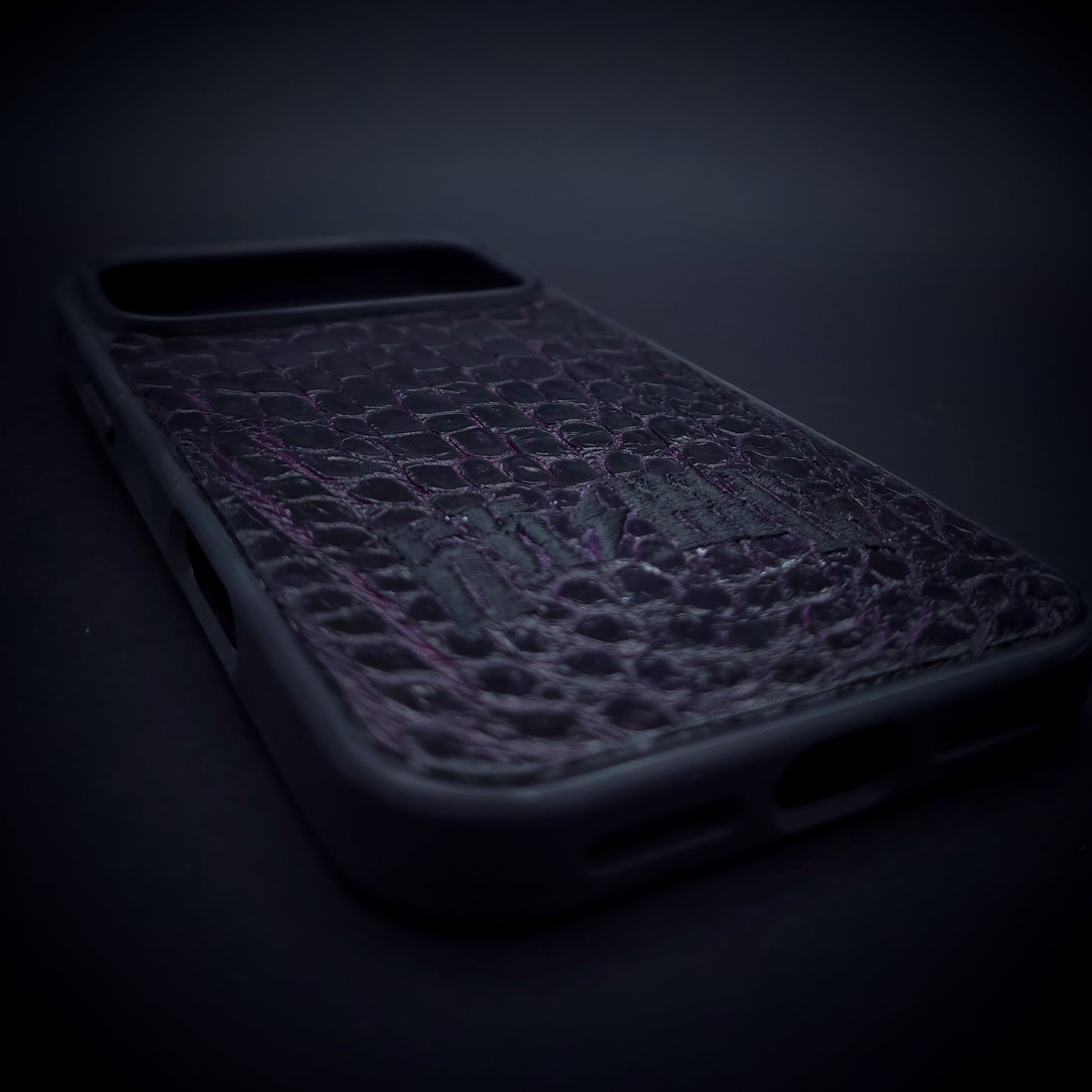 FUNDA / CASE / CARCASA IMPERIAL PLUM – COCODRILO GENUINO CORTE BELLY CON BORDADO DE AUTOR - FCB361M