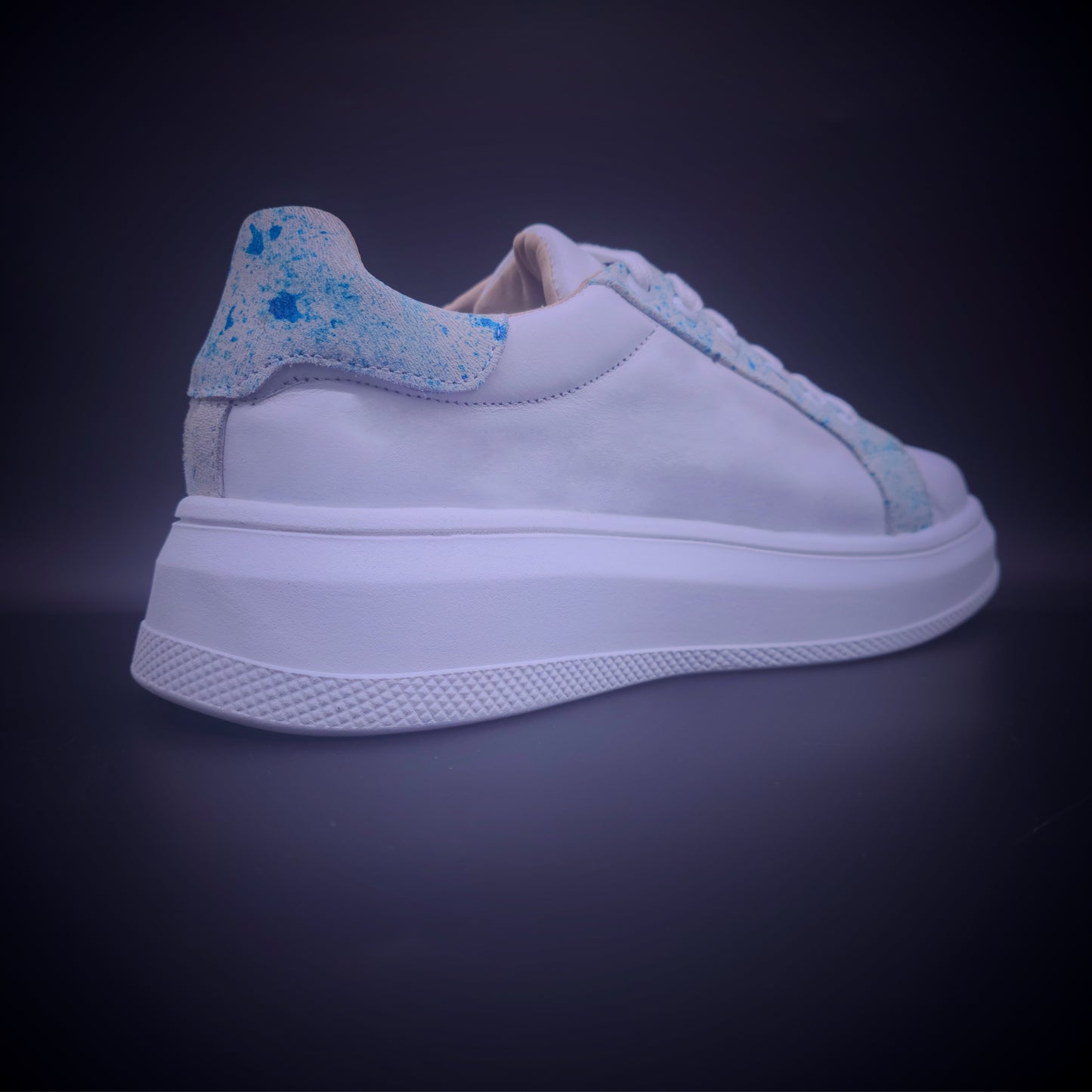 SNEAKERS CASUAL ARIA SPLATTER BLUE – PIEL VACUNA & GAMUZA ARTÍSTICA - SNG038H