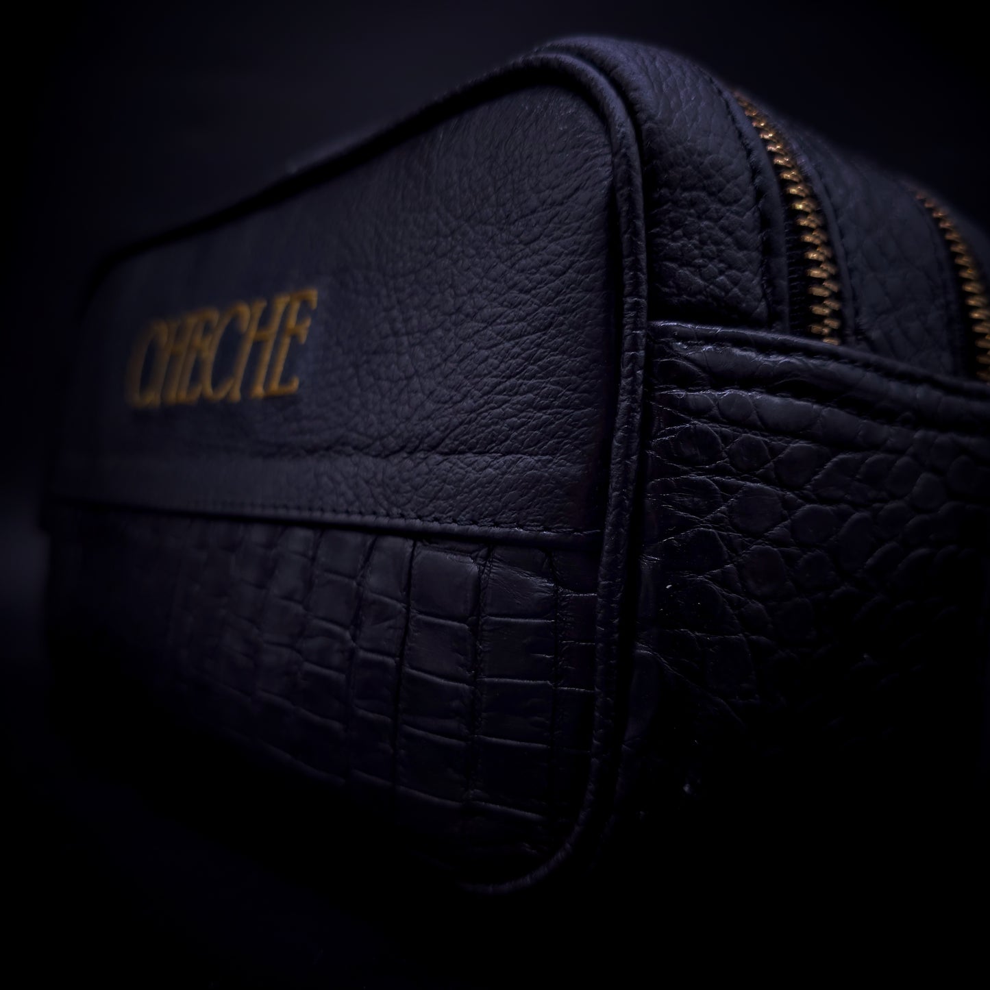 NECESER EJECUTIVO OVERLORD BESPOKE - CUERO VACUNO Y COCODRILO CON BORDADO PERSONALIZABLE - WSO356B