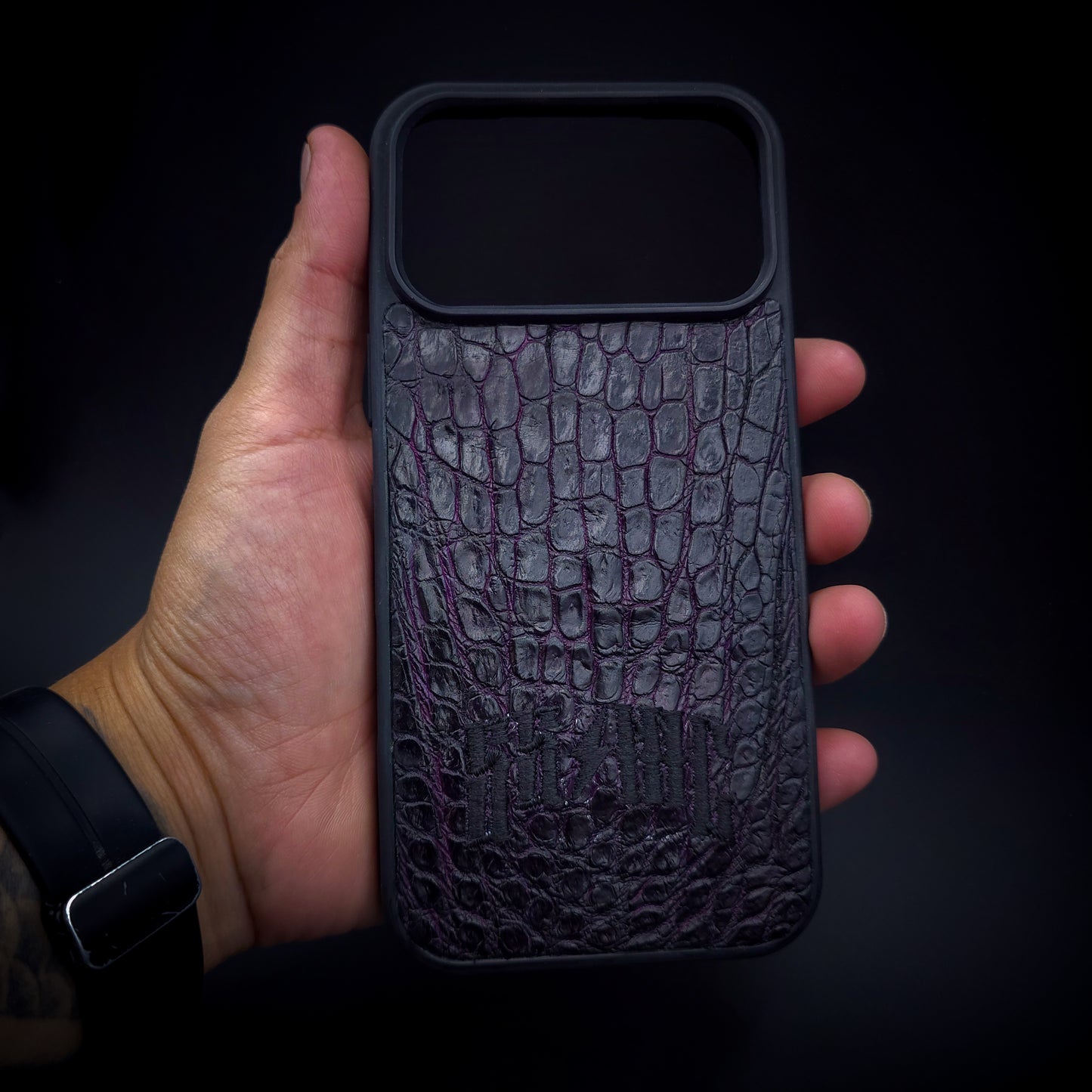 FUNDA / CASE / CARCASA IMPERIAL PLUM – COCODRILO GENUINO CORTE BELLY CON BORDADO DE AUTOR - FCB361M