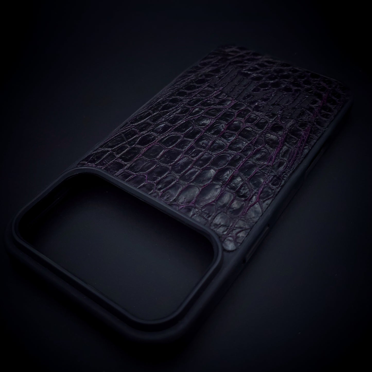 FUNDA / CASE / CARCASA IMPERIAL PLUM – COCODRILO GENUINO CORTE BELLY CON BORDADO DE AUTOR - FCB361M