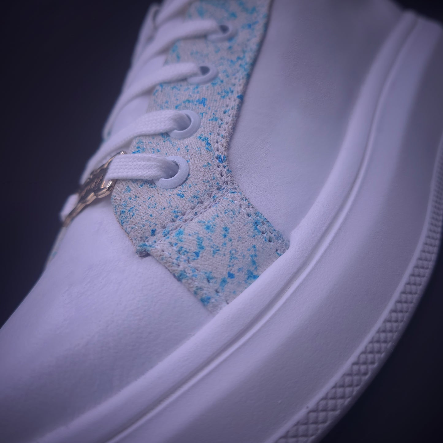 SNEAKERS CASUAL ARIA SPLATTER BLUE – PIEL VACUNA & GAMUZA ARTÍSTICA - SNG038H