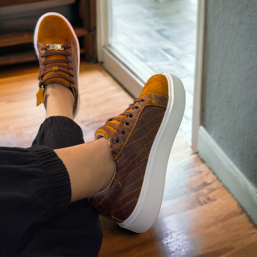 TENIS SNEAKER EN PIEL DE BISONTE CON GAMUZA CAMEL - GBC673P