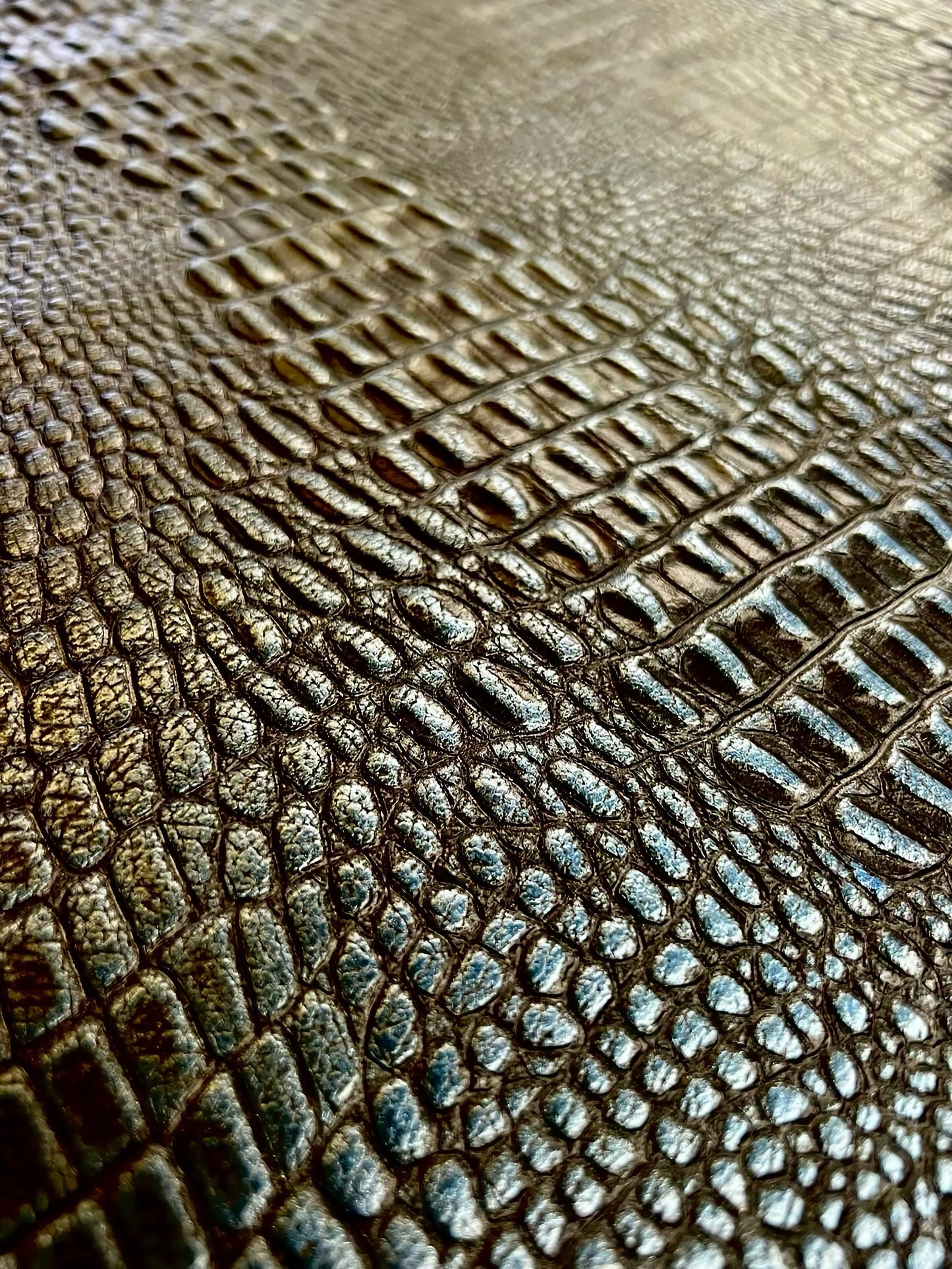 FUNDA / CASE / CARCASA PARA CELULAR EN PIEL /CUERO EXÓTIC DE PIEL GRABADA DE COCODRILO- GCF110B