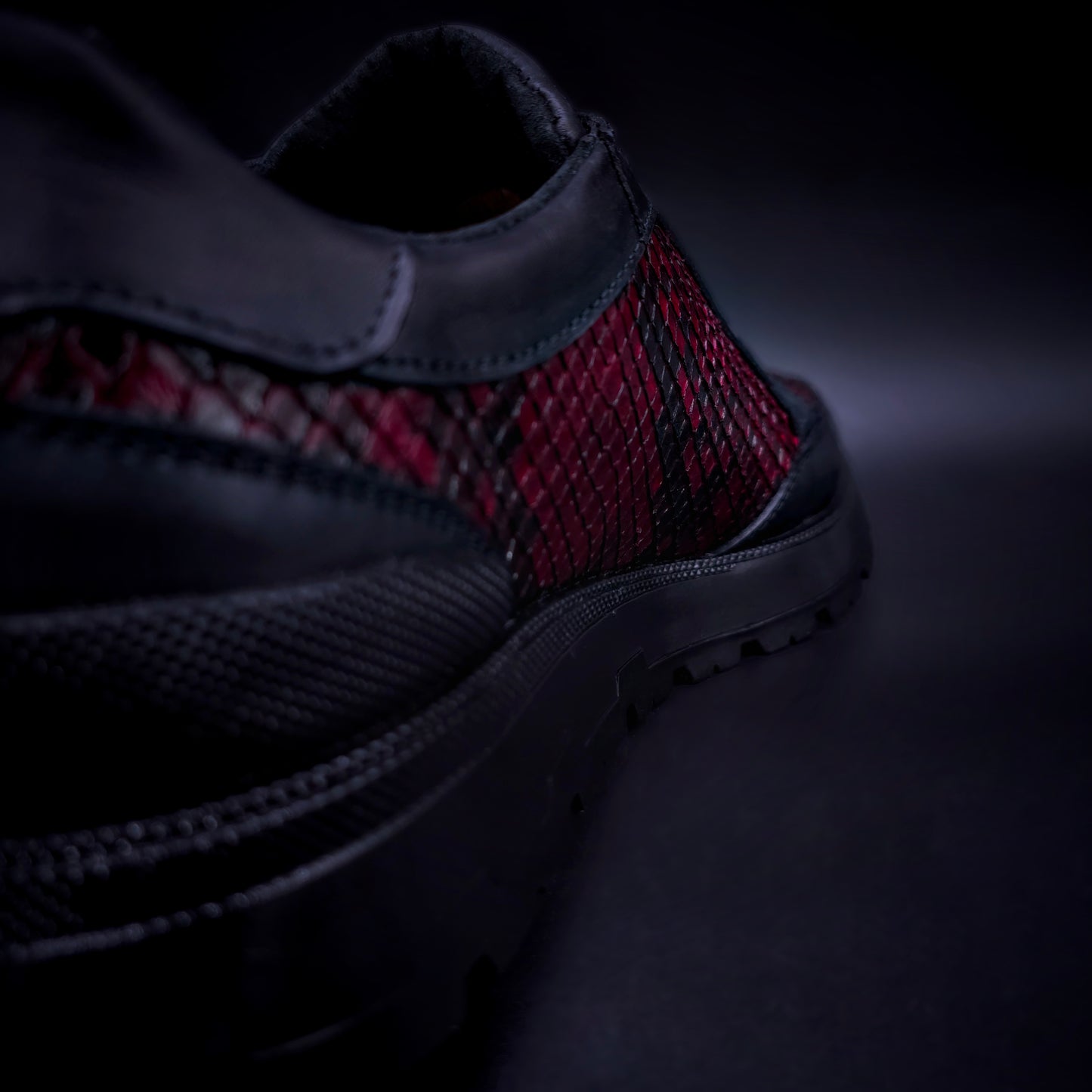 SNEAKERS DE SERPIENTE PITÓN ROJO CON SUELA SPORT TR NERO - SPN149P