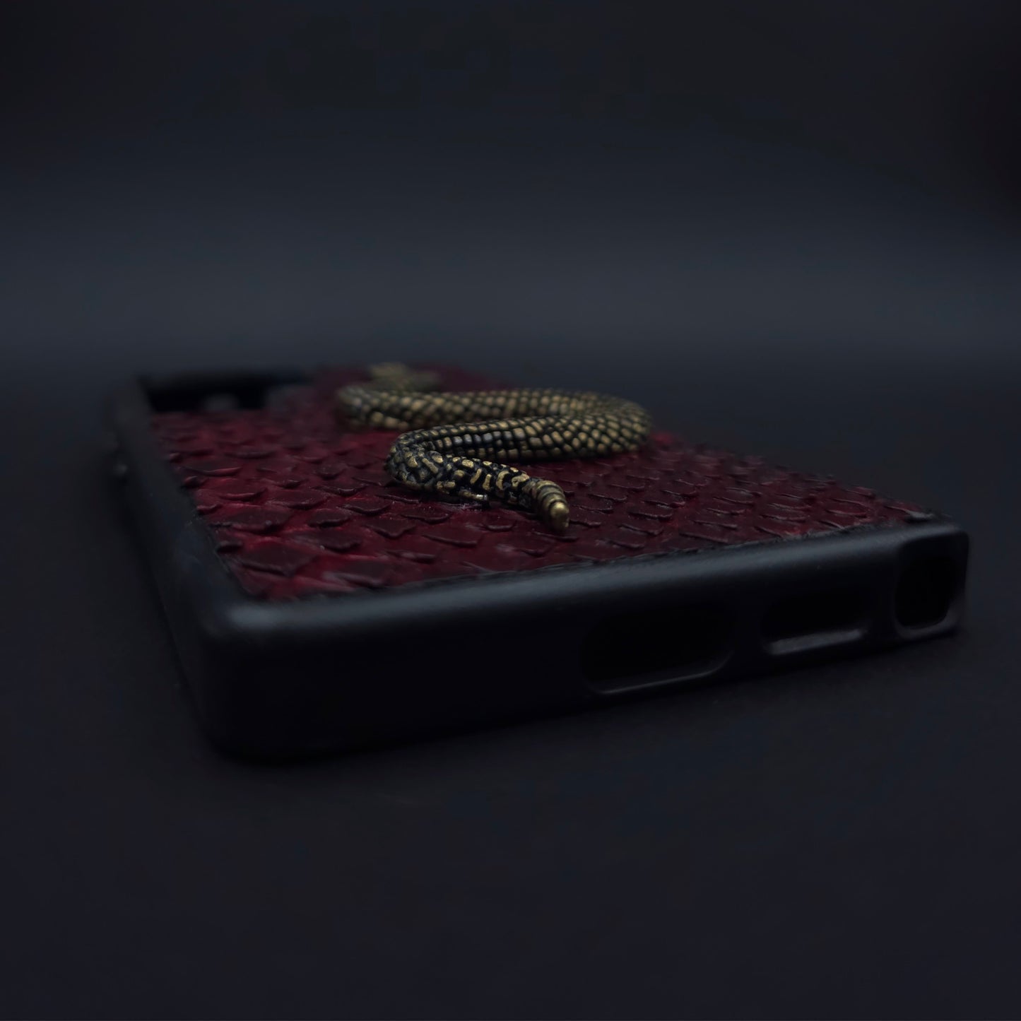 FUNDA / CASE / CARCASA PARA CELULAR EN PIEL / CUERO EXÓTIC DE SERPIENTE PITÓN CORTE BELLY (PANZA) + DIJE Ó HERRAJE- RSZ312T