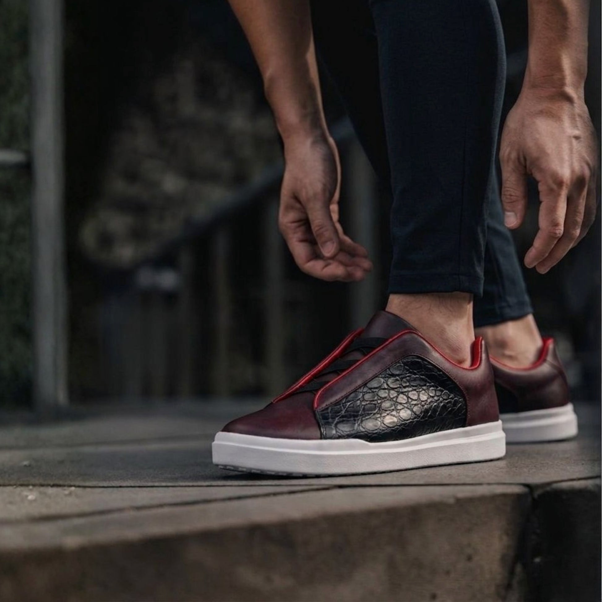 El pináculo de la flexibilidad. El arte de la personalización absoluta. Inspirados en la elegancia atemporal de los pespuntes hechos a mano de la alta sastrería, presentamos el modelo Triple Cross. Un calzado diseñado para el viajero contemporáneo que no compromete el estilo por el confort. Esta pieza es el resultado de una ingeniería artesanal que permite un ajuste adaptable y una ligereza sin precedentes.

Materiales de Maestro:

Exterior en Piel Grasso: Cuerpo elaborado en exquisita piel vacuna con acaba