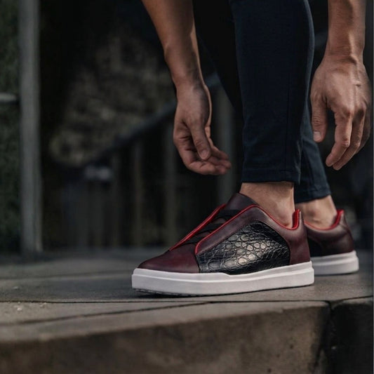 El pináculo de la flexibilidad. El arte de la personalización absoluta. Inspirados en la elegancia atemporal de los pespuntes hechos a mano de la alta sastrería, presentamos el modelo Triple Cross. Un calzado diseñado para el viajero contemporáneo que no compromete el estilo por el confort. Esta pieza es el resultado de una ingeniería artesanal que permite un ajuste adaptable y una ligereza sin precedentes.

Materiales de Maestro:

Exterior en Piel Grasso: Cuerpo elaborado en exquisita piel vacuna con acaba